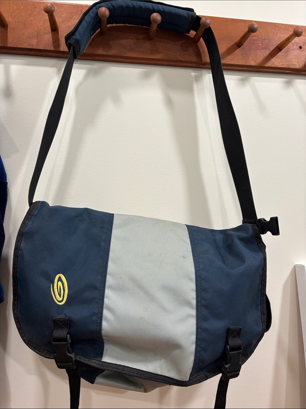 Timbuk2 Navy and Light Gray Messenger Bag with Yellow Logo
https://www.timbuk2.